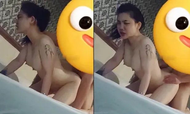 Nện em hàng nhăn mặt vì sướng